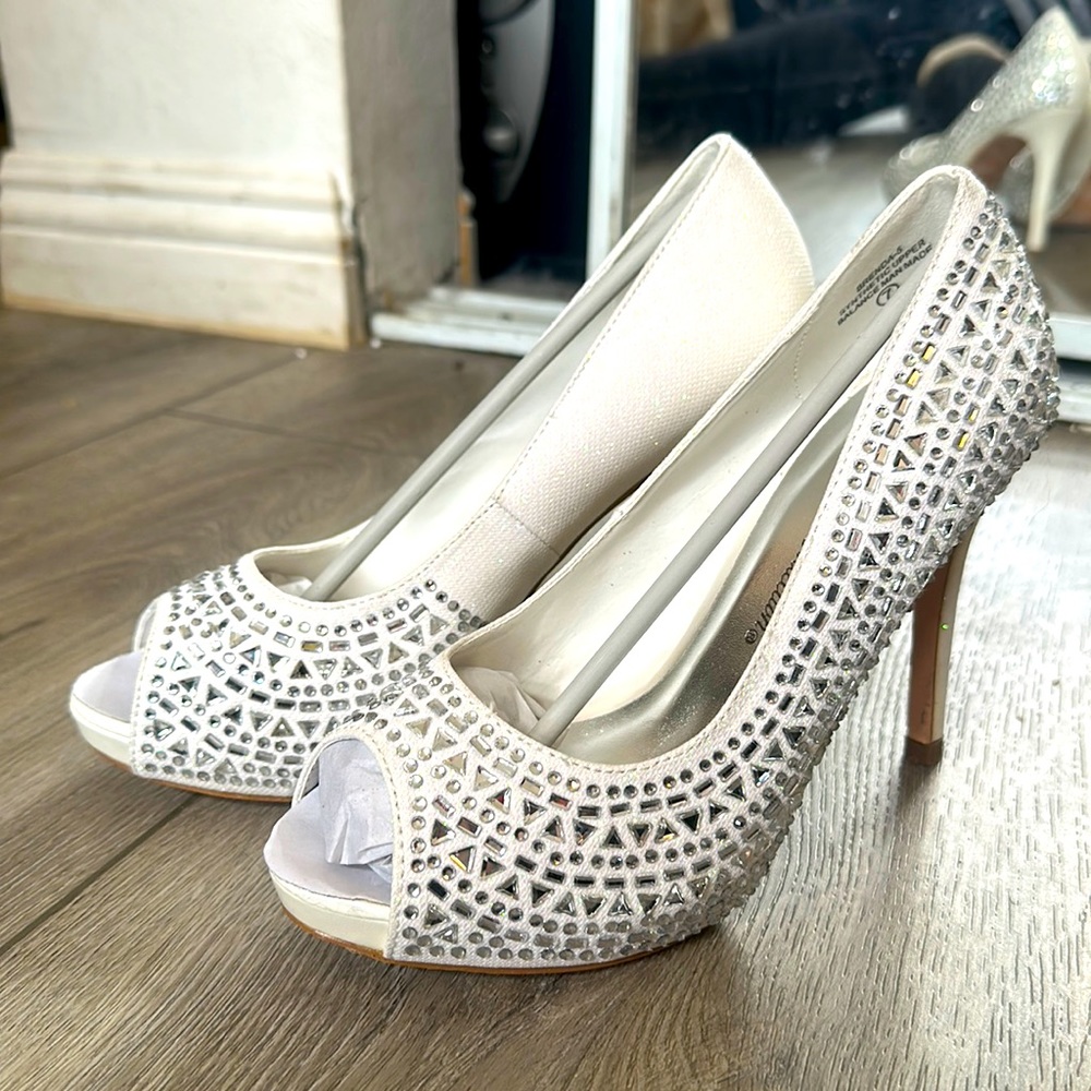 De Blossom Collection Size 7 Beautiful Rhinestone Heels